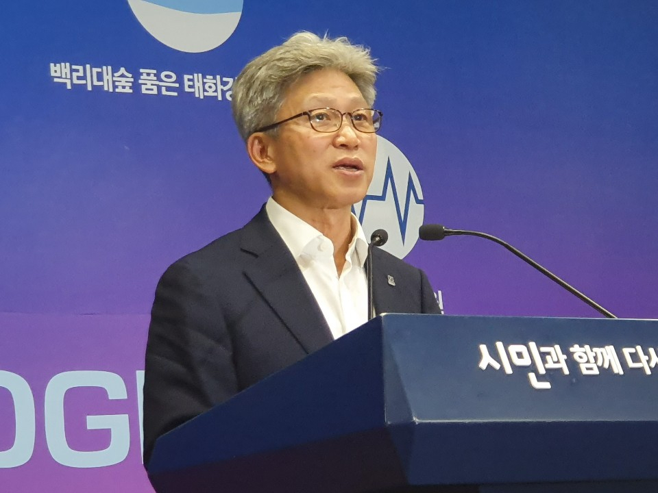 송병기 경제부시장이 5일 오후 울산시청 프레스센터에서 기자회견을 열고 최종 결과를 발표하고 있다.