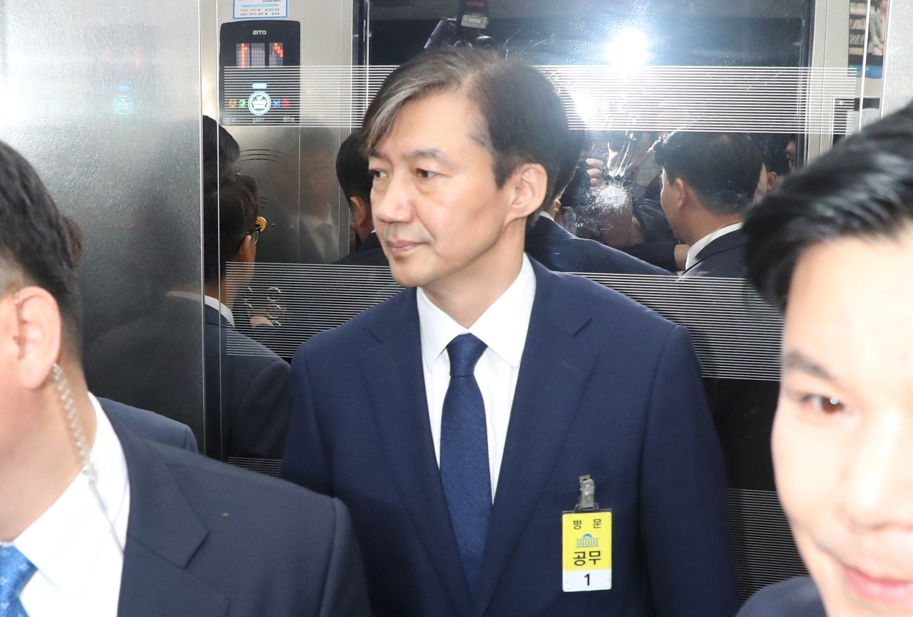 조국 법무부장관 후보자가 6일 오전 서울 여의도 국회에서 열릴 인사청문회에 참석하기 위해 국회에 도착하고 있다. 정희조기자/checho@heraldcorp.com