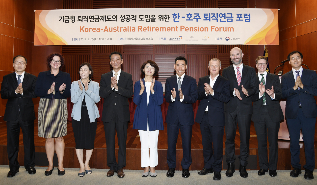 [5일 금융투자센터에서 열린 ‘한-호주 퇴직연금 포럼’에 (좌측부터) 송홍선 자본시장연구원실장, 에바 스키어링크(Eva Scheerlinck) 호주 퇴직연금 수탁자 협회장 , 김경선 고용노동부 국장, 권용원 금융투자협회장, 한정애 더불어민주당 의원, H.E. 제임스 최 주한호주대사, 개리 웨번(Garry Weaven) IFM Investor 설립자, 로드니 커머포드(Rodney Commerford) 주한호주무역대표부 대표, 자크 메이(Zak May) IFM Investor 이사, 여성철 고용노동부 과장이 참석했다. 이날 포럼에서는 호주의 퇴직연금 운영 경험을 한국형 기금형 퇴직연금제에 활용하는 방안 등이 논의됐다. [사진=금융투자협회 제공]