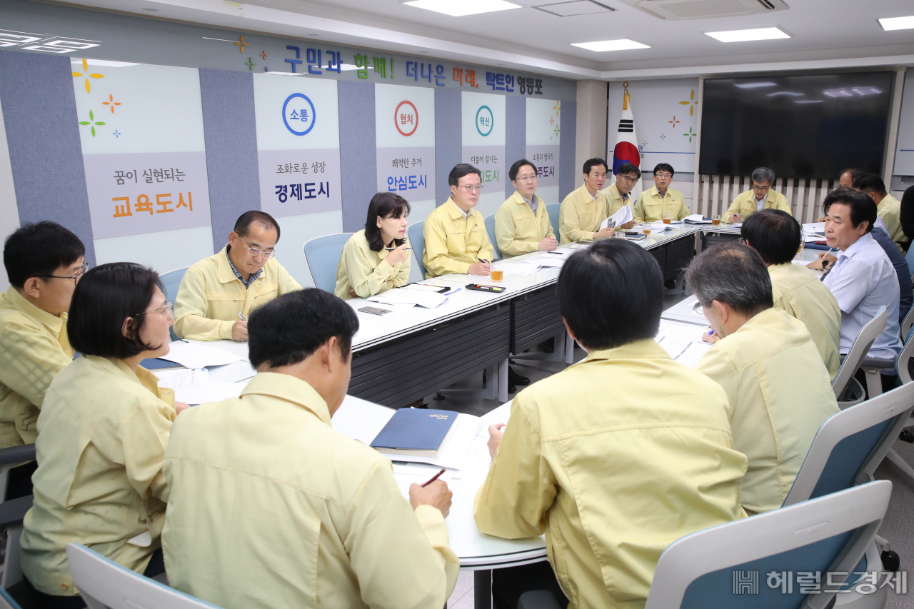 영등포구 관계자들이 태풍 링링으로 인한 피해를 최소화 하기 위해 대책회의을 하고 있다. [영등포구]