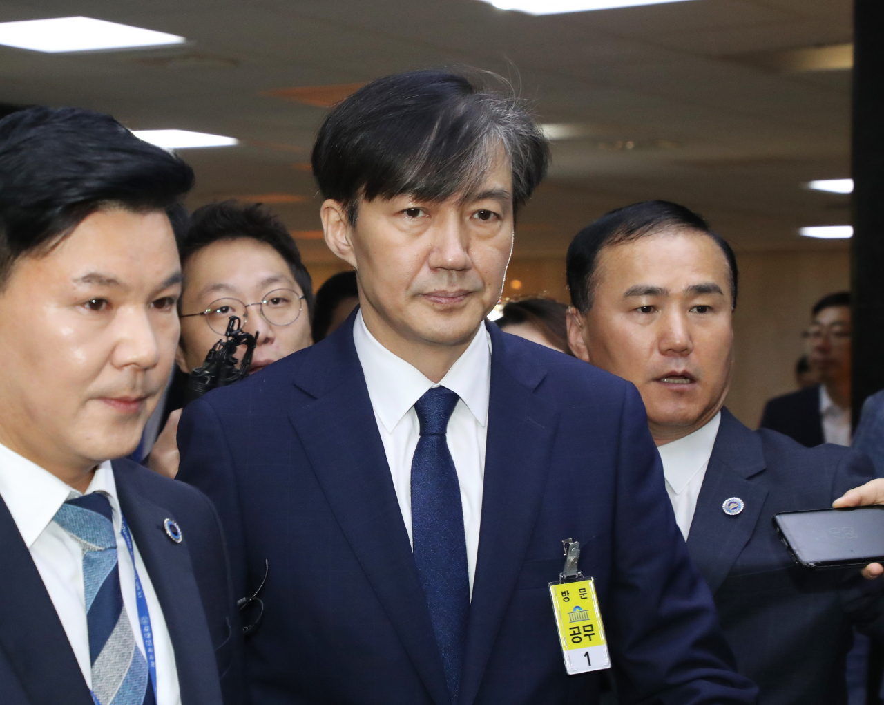 조국 법무부장관 후보자가 6일 오전 서울 여의도 국회에서 열린 인사청문회에 참석하기 위해 국회에 도착하고 있다. 정희조기자 checho@heraldcorp.com