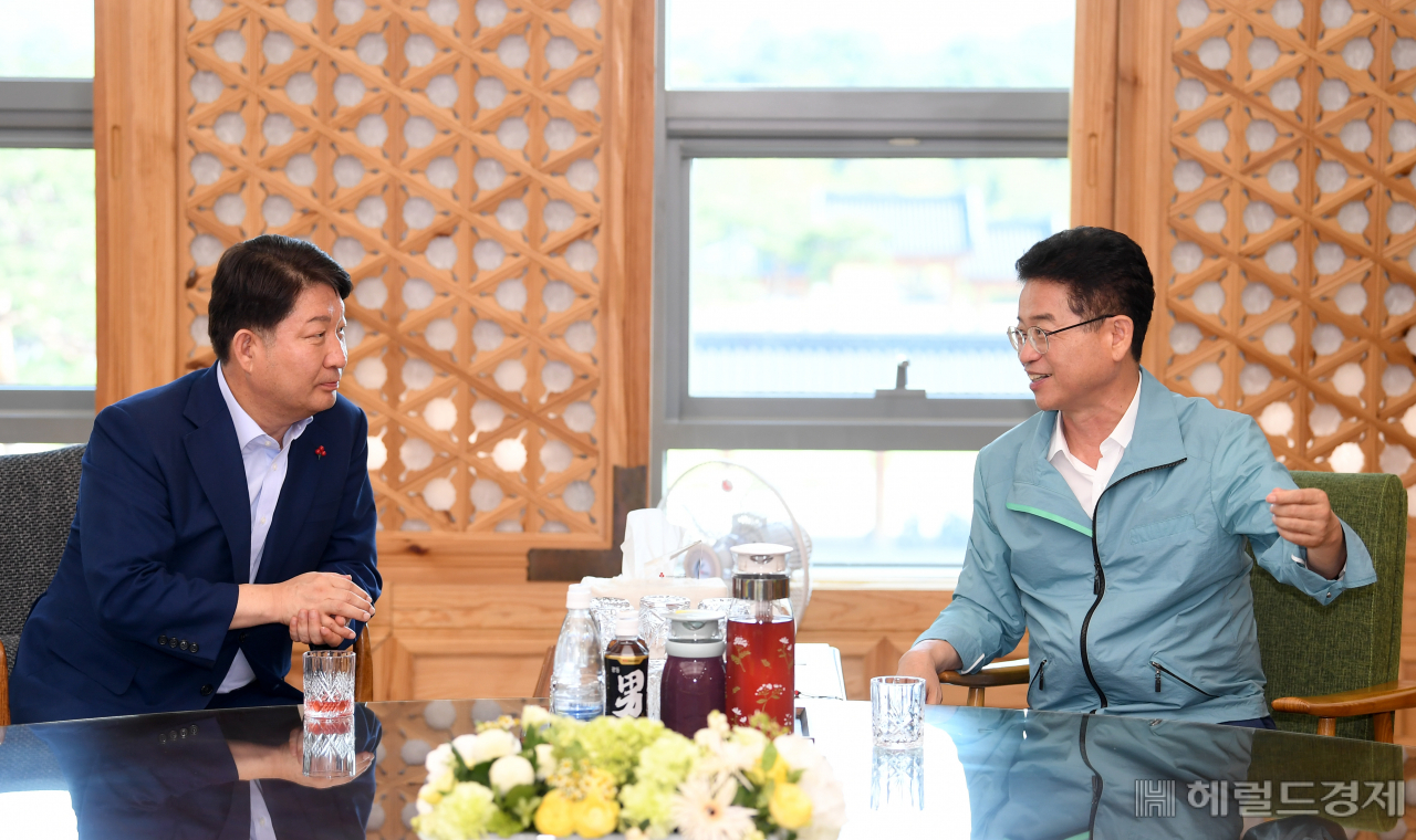 권영진 대구시장(왼쪽)과 이철우 경북지사.[대구시 제공]