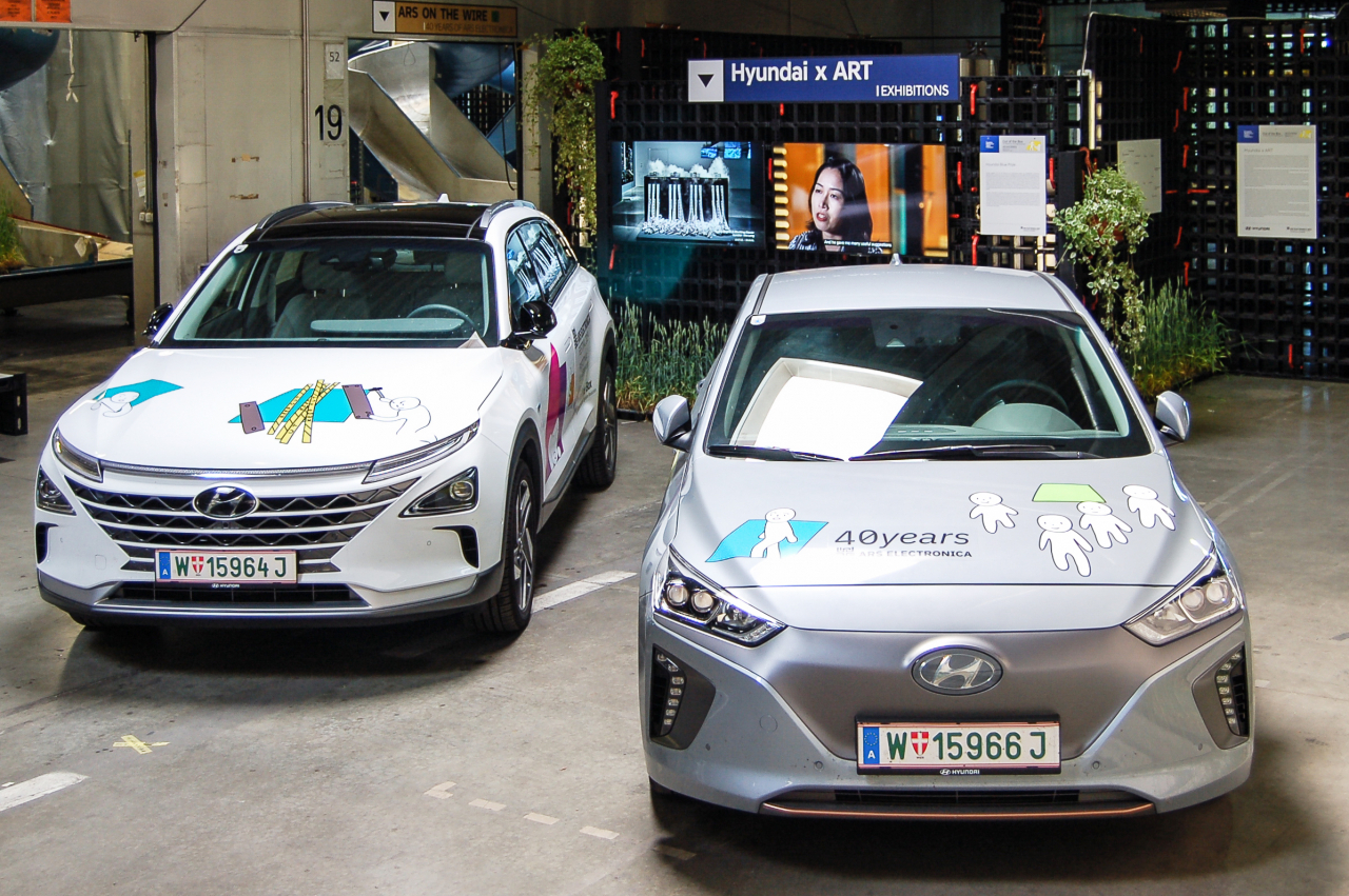 ‘아르스 일렉트로니카 페스티벌’ 행사장 내 ‘Hyundai x ART’ 부스에 전시된 현대차 ‘넥쏘’(좌)와 ‘아이오닉 일렉트릭’. [현대차 제공]