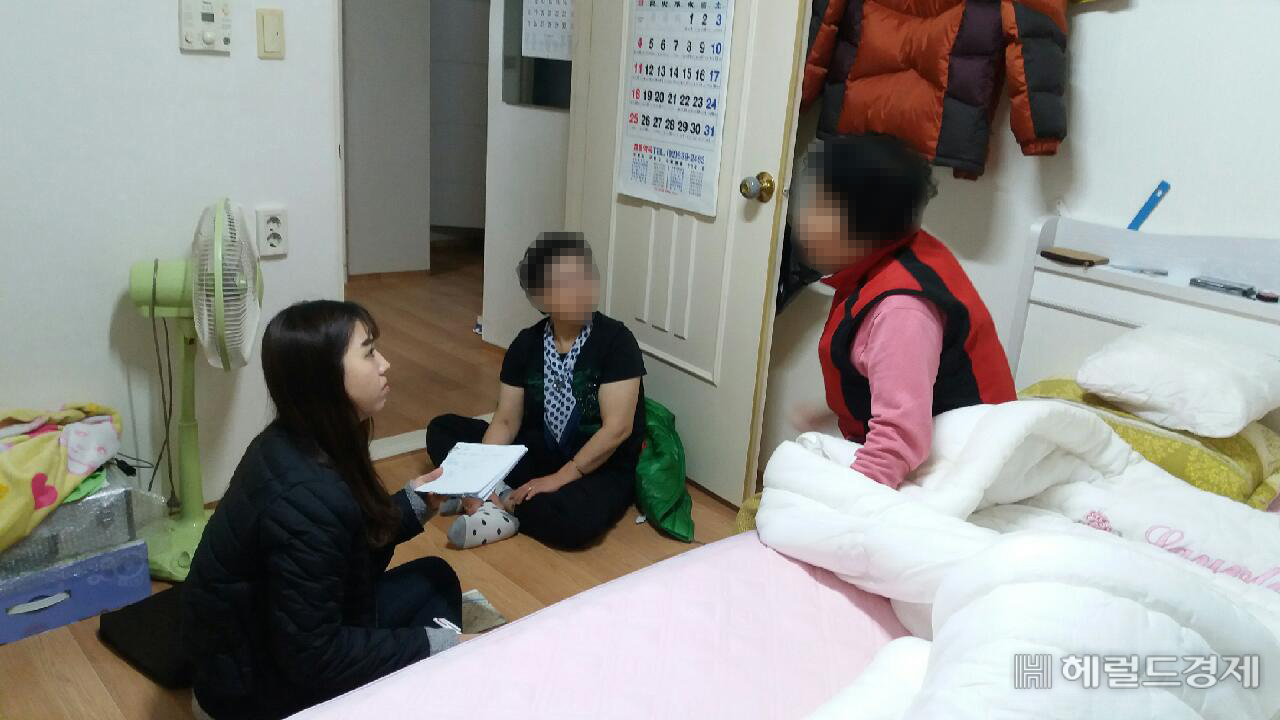 구로구 사회복지 봉사자가 취약계층을 방문해 상담하고 있다. [구로구 제공]