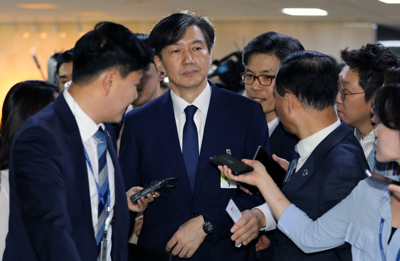 조국 법무부 장관 후보자가 인사청문회를 위해 6일 오전 국회에 도착, 취재진의 질문을 받고 있다. [연합]