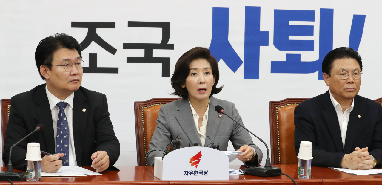 자유한국당 나경원 원내대표(가운데)가 6일 오전 국회에서 열린 원내대책회의에서 발언하고 있다. [연합]