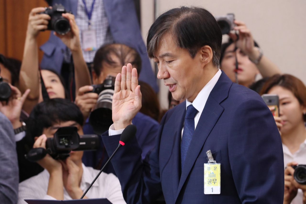 조국 법무부 장관 후보자가 6일 오전 열린 국회 법사위 인사청문회에서 선서하고 있다. [연합]