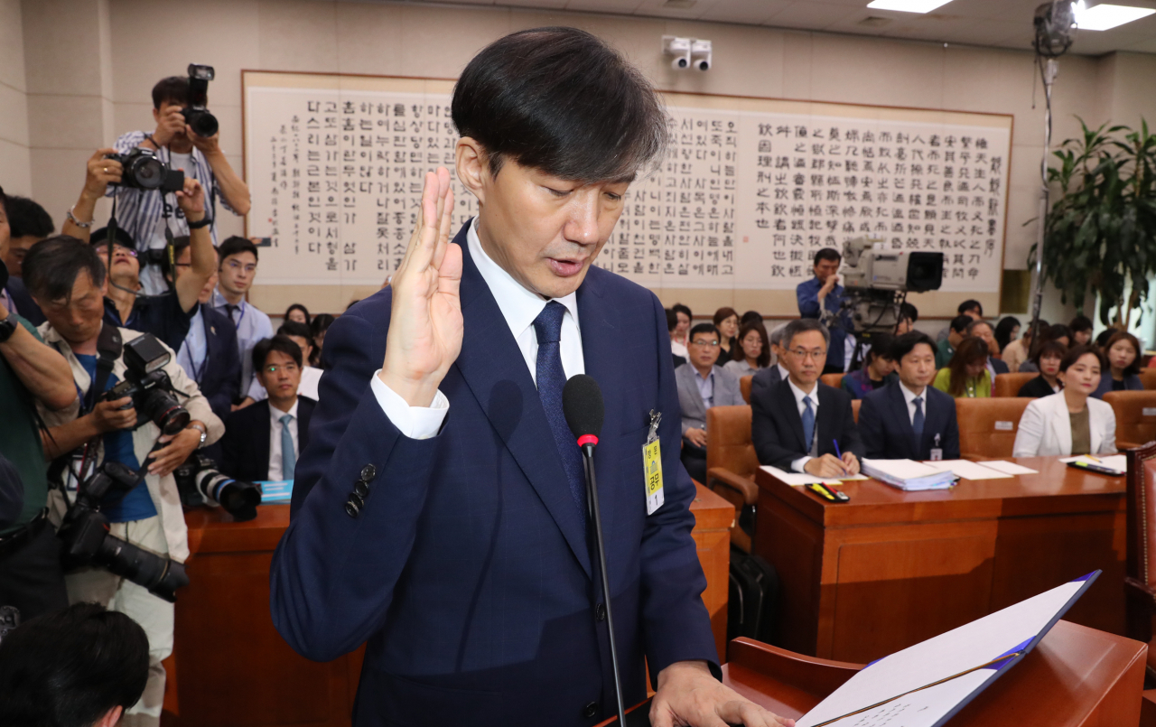 조국 법무부 장관 후보자가 6일 오전 열린 국회 법사위 인사청문회에서 선서하고 있다. [연합]