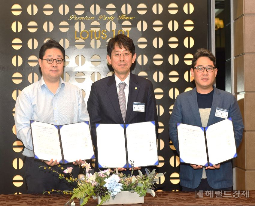 더마센트릭 박준범(왼쪽) 대표와 대구한의대학교 LINC 사업단과 신기술 개발을 위한 산학공동연구 투자 지원을 위해 ‘산학공동기술개발과제 협약을 체결한 뒤 기념촬영을 하고 있다.