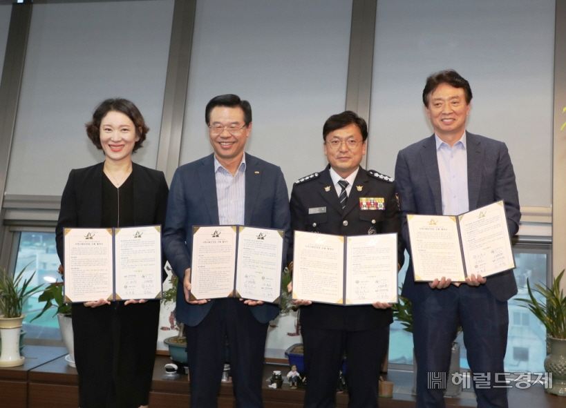 서은숙(왼쪽부터) 한국공인중개사협회 용산구지회장, 성장현 용산구청장, 김호승 용산경찰서장, 김원곤 용산구의사회장이 지난 5일 용산구청장 집무실에서 열린 지역사회안전망 구축 협약을 체결한뒤 기념촬영을 하고 있다. {용산구]
