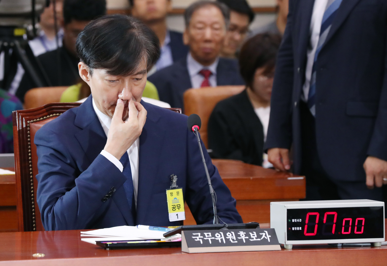 조국 법무부장관 후보자가 6일 오전 서울 여의도 국회에서 열린 인사청문회에서 후보자 난감한 표정을 짓고 있다. 정희조기자 checho@heraldcorp.com