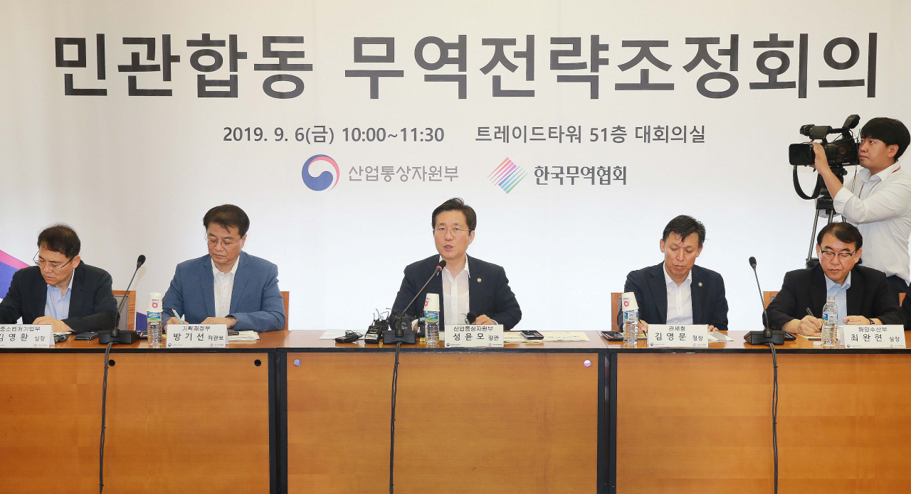 성윤모(가운데) 산업통상자원부 장관이 6일 서울 강남구 삼성동 무역협회에서 열린 '민관 합동 무역전략조정회의'에서 모두발언을 하고 있다. ［산업통상자원부 제공］