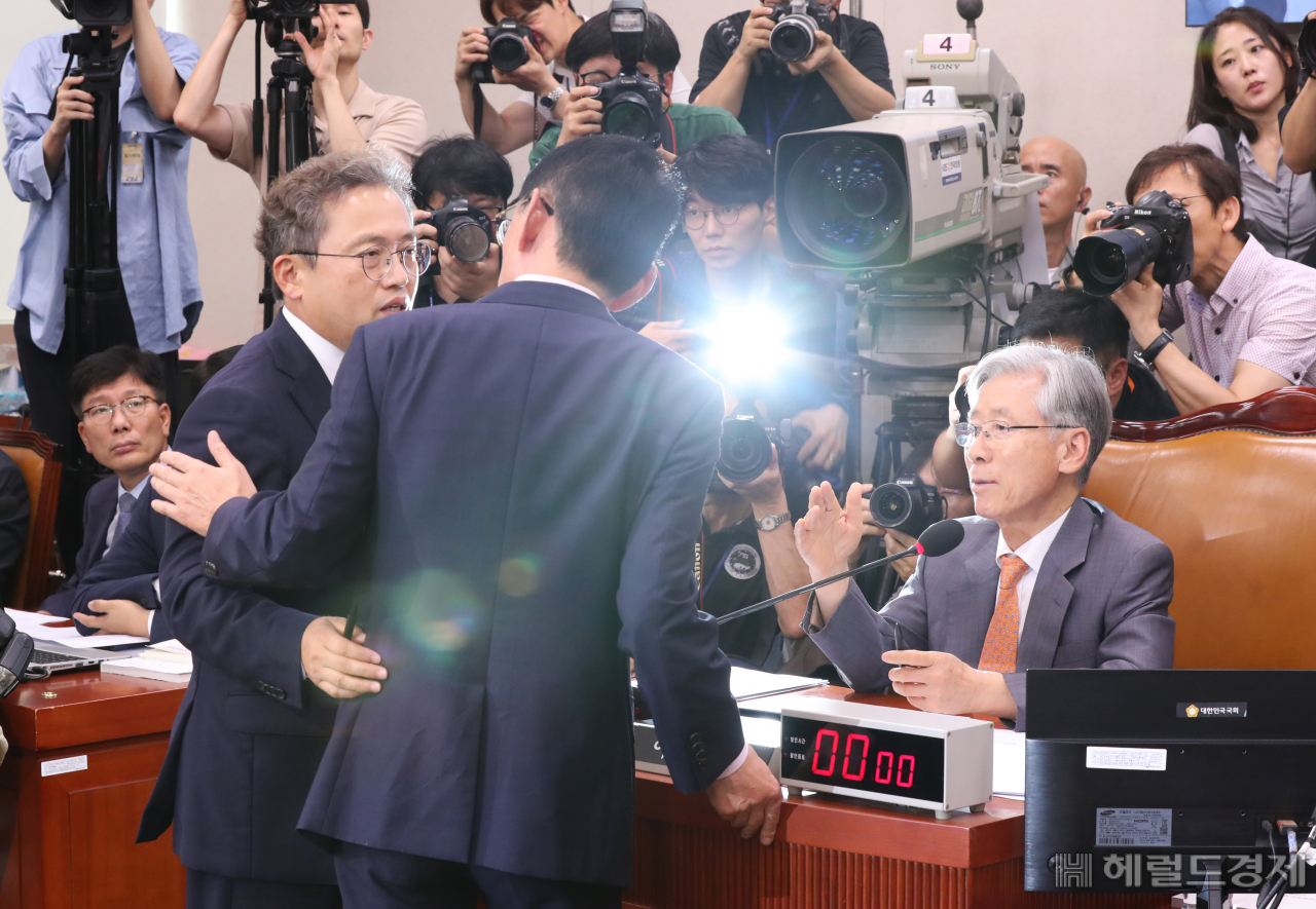 국회 법사위 조국청문회가 열리자 마자 송기헌 민주당 간사와 김도읍 자유한국당 간사간에 의사진행발언을 둘러싸고 언쟁을 벌이고있다. 정희조 기자/checho@heraldcorp.com