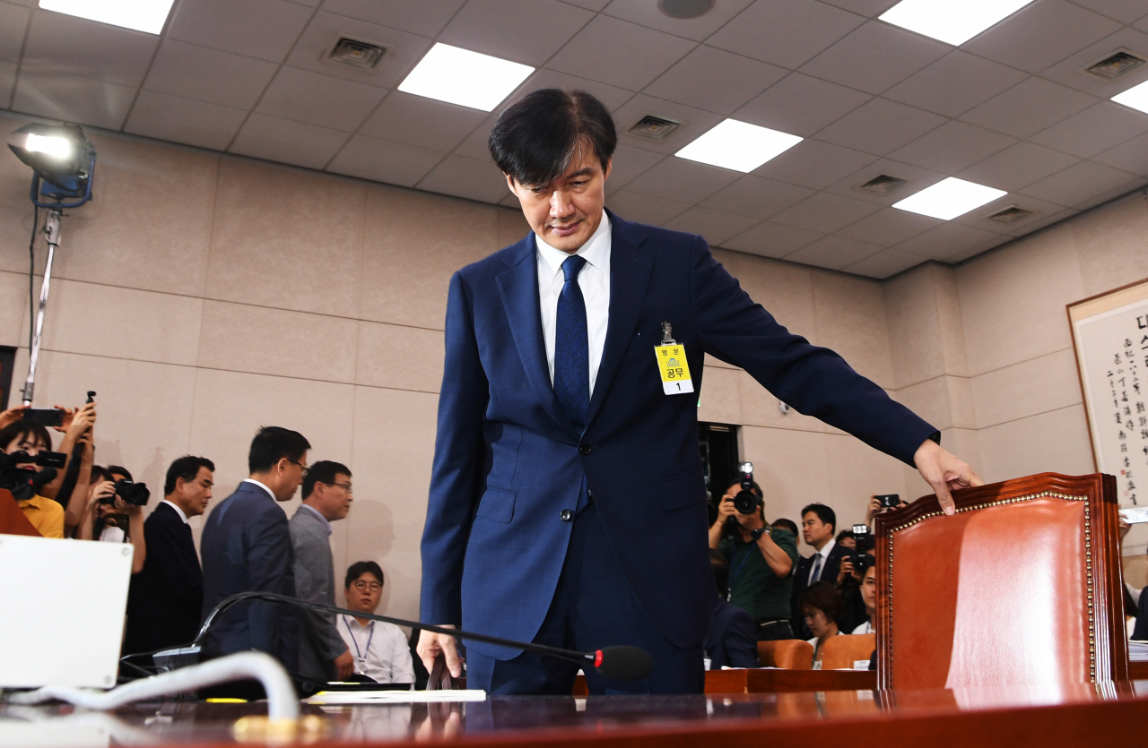 조국 법무부 장관 후보자가 6일 오전 열린 국회 법사위 인사청문회에서 자리에 앉고 있다. 연합뉴스