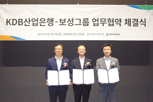 지난 5일 서울 문정동 한양타워에서 KDB산업은행과 보성그룹의 업무협약 체결식이 열리고 있다. (사진 왼쪽부터) 채정섭 한양 대표이사 사장, 임맹호 KDB산업은행 자본시장부문장, 김한기 보성산업·서남해안기업도시개발 대표이사 부회장. [보성그룹 자료]