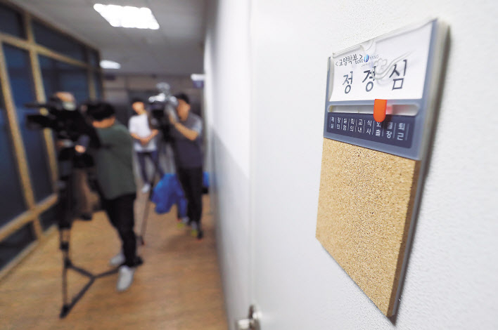 조국 법무부 장관 후보자의 사모펀드와 자녀 입시 등과 관련된 의혹이 일파만파 커지는 가운데 검찰이 6일 사모펀드 운용사 대표를 소환조사하는 등 수사 강도를 높이고 있다. 사진은 조 후보자 부인 정경심 동양대 교수 연구실 모습. [연합]
