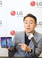 LG전자 MC사업본부 상품기획담당 윤동한 상무가 6일(현지시간) ‘IFA 2019’ 개막에 앞서 5일 독일 베를린에 위치한 ‘메세 베를린’ 전시장에서 V50S 씽큐에 대해 설명하고 있다. [LG전자 제공]
