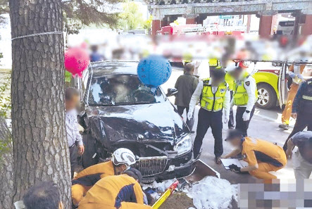 전체 교통사고 사망자수는 매년 최저치를 기록하고 있지만, 가해자가 고령 운전자가인 교통사고 사망자수는 증가하고 있다. 사진은 지난 5월 12일 경남 양산 통도사 입구에서도 있었던 교통사고 현장. A(75)씨가 몰던 차량이 인파를 덮쳐 1명이 숨지고 12명이 다쳤다. [연합]