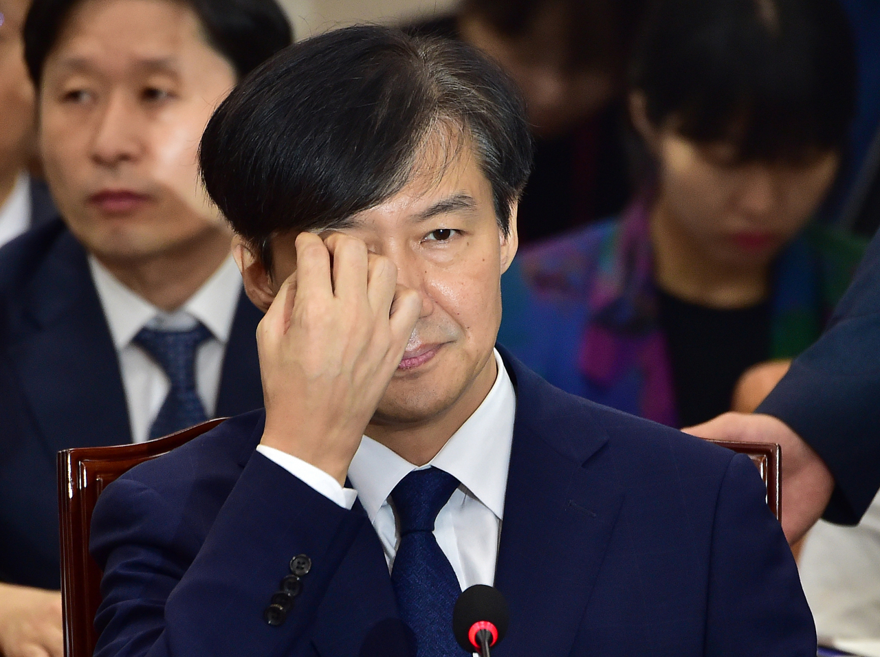 조국 법무부 장관 후보자가 6일 오전 열린 국회 법사위 인사청문회에서 눈을 만지고 있다. [연합]