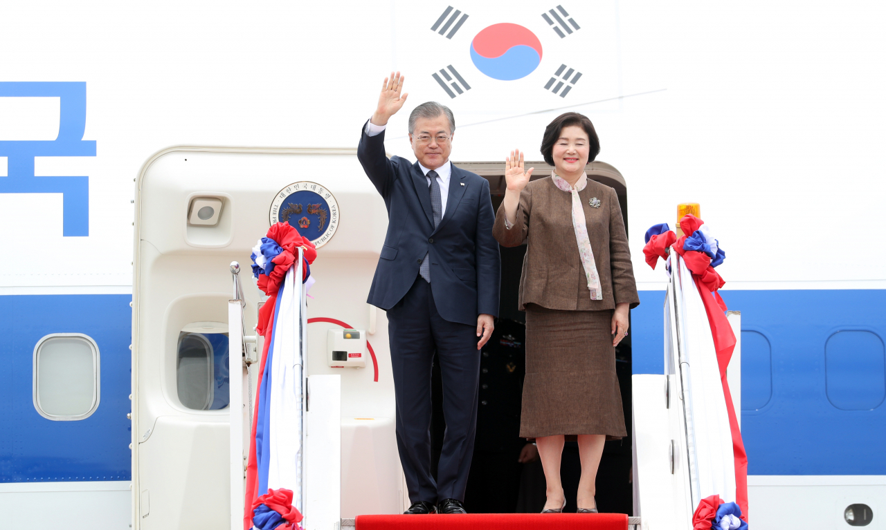 아세안 3국을 순방 중인 문재인 대통령과 김정숙 여사가 지난 5일 오후(현지시간) 라오스 와타이 국제공항에 도착한 공군 1호기에서 환영인사들에게 손을 흔들고 있다. [연합]