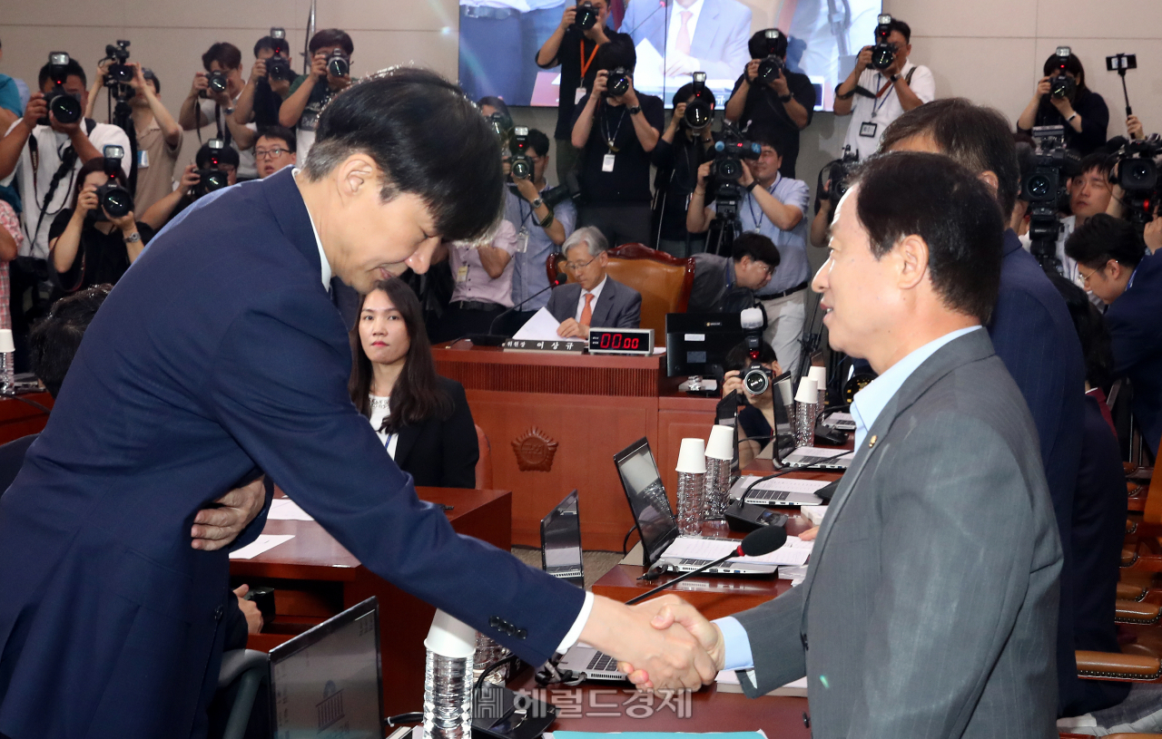 [헤럴드경제]주광덕 자유한국당 의원은 6일 오전 진행된 조국 법무부장관 후보자에 대한 국회 인사청문회에서 "표창장 자체가 완전히 가짜다. 후보자의 아내가 교수로 오기 전부터 후보자 딸이 봉사활동을 했다"며 "내용 자체가 가짜라 인정할 수가 없다. 진짜 표창장에는 일련번호가 있지만 조 후보자 딸의 표창장에는 어학교육원 번호가 있다", "(조 후보자 딸의 동양대 표창장은) 위조가 거의 확실하다"고 주장했다. 정희조 기자/checho@heraldcorp.com