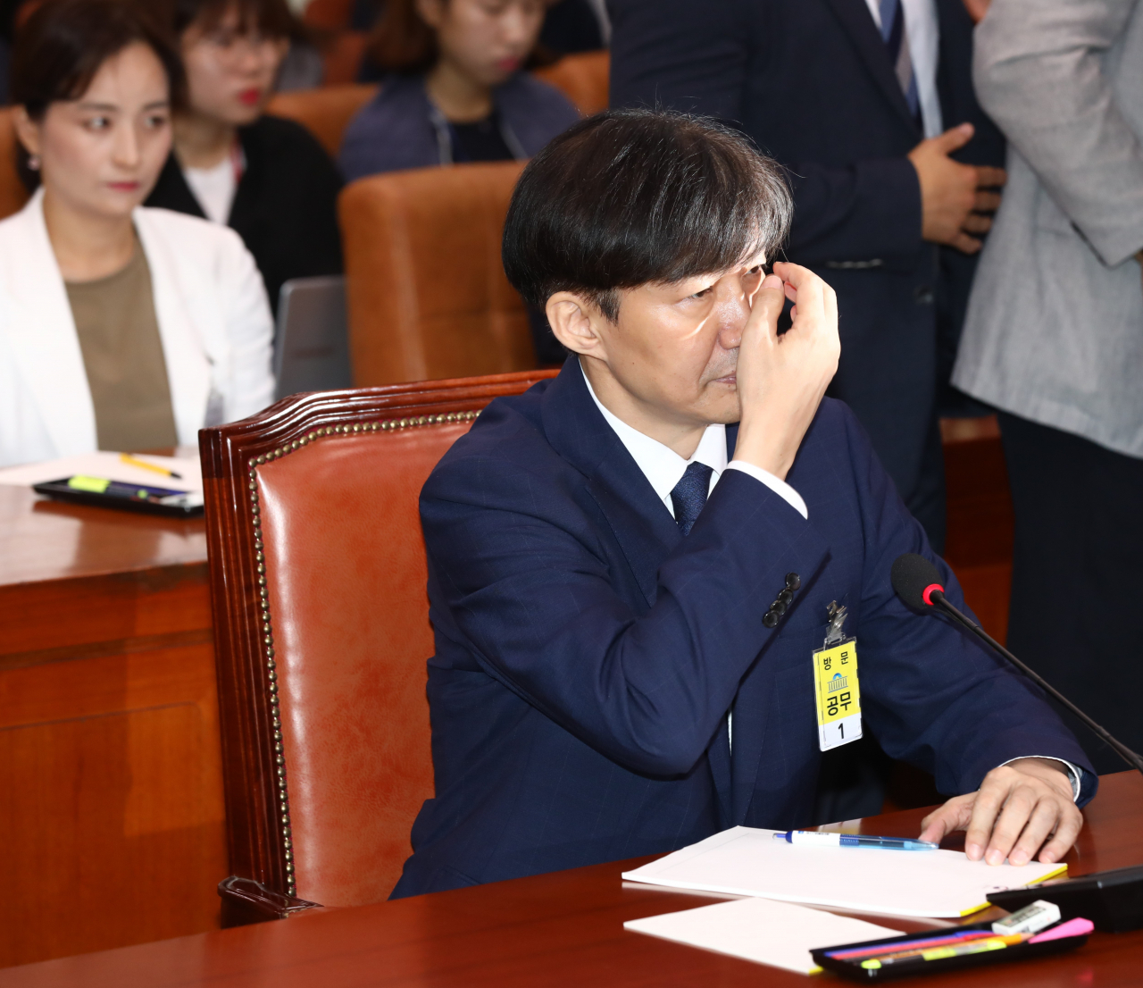 조국 법무부 장관 후보자가 6일 오전 열린 국회 법사위 인사청문회에서 머리를 쓸어넘기고 있다. [연합]