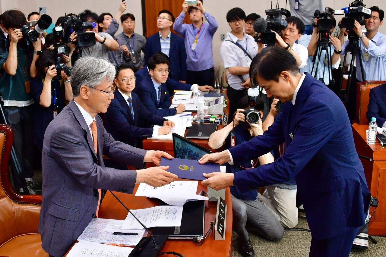 조국 법무부 장관 후보자가 6일 오전 열린 국회 법사위 인사청문회에서 선서를 마치고 선서문을 여상규 법사위원장에게 제출하고 있다. 연합뉴스
