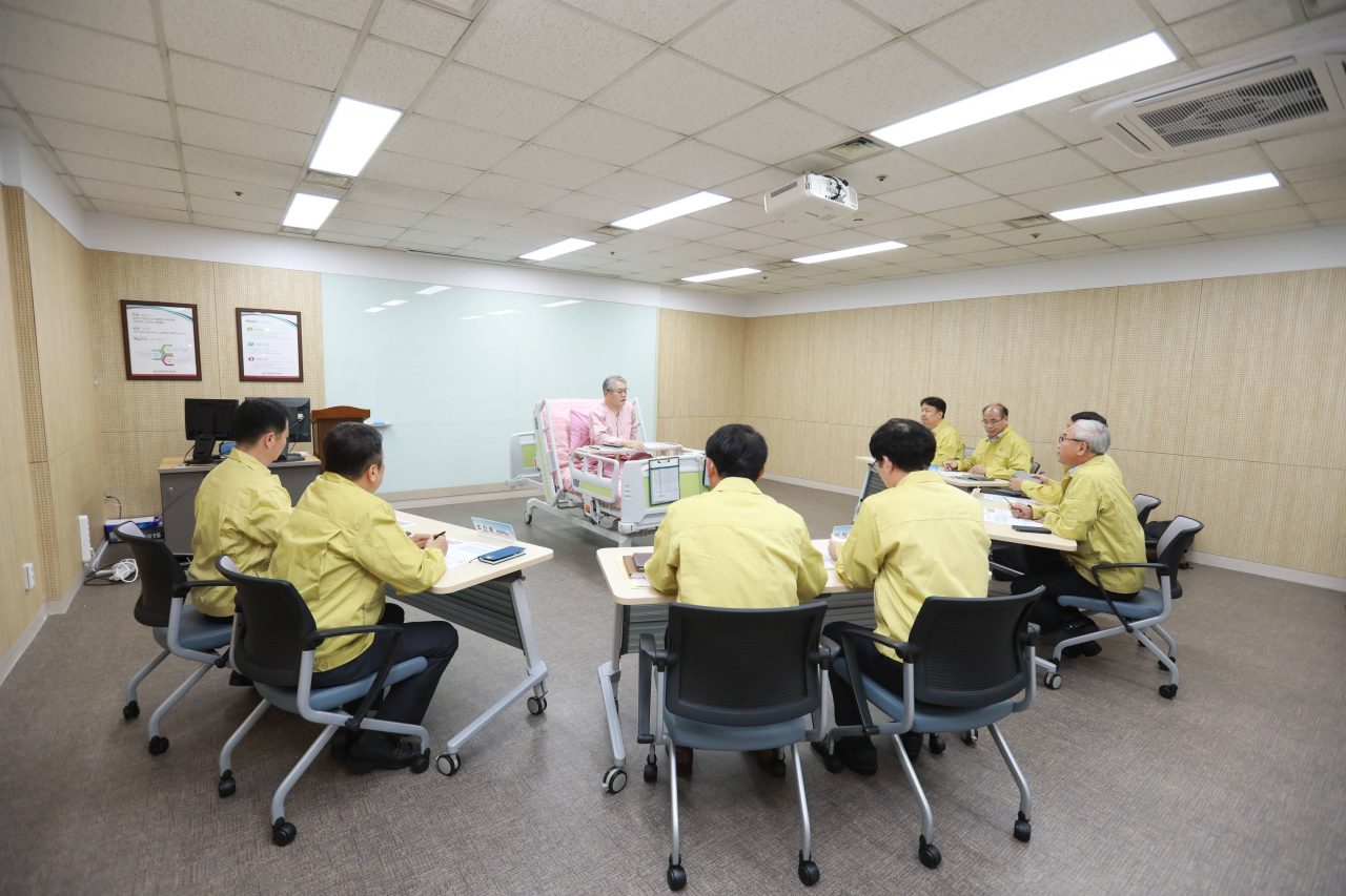 김용익 건보공단 이사장이 다리수술을 받은지 이틀밖에 되지 않아 건강보험일산병원에 입원한 상태지만 태풍 북상이라는 사안의 긴급성을 감안해 병원내에서 회의를 주재했다 [건강보험공단 제공]