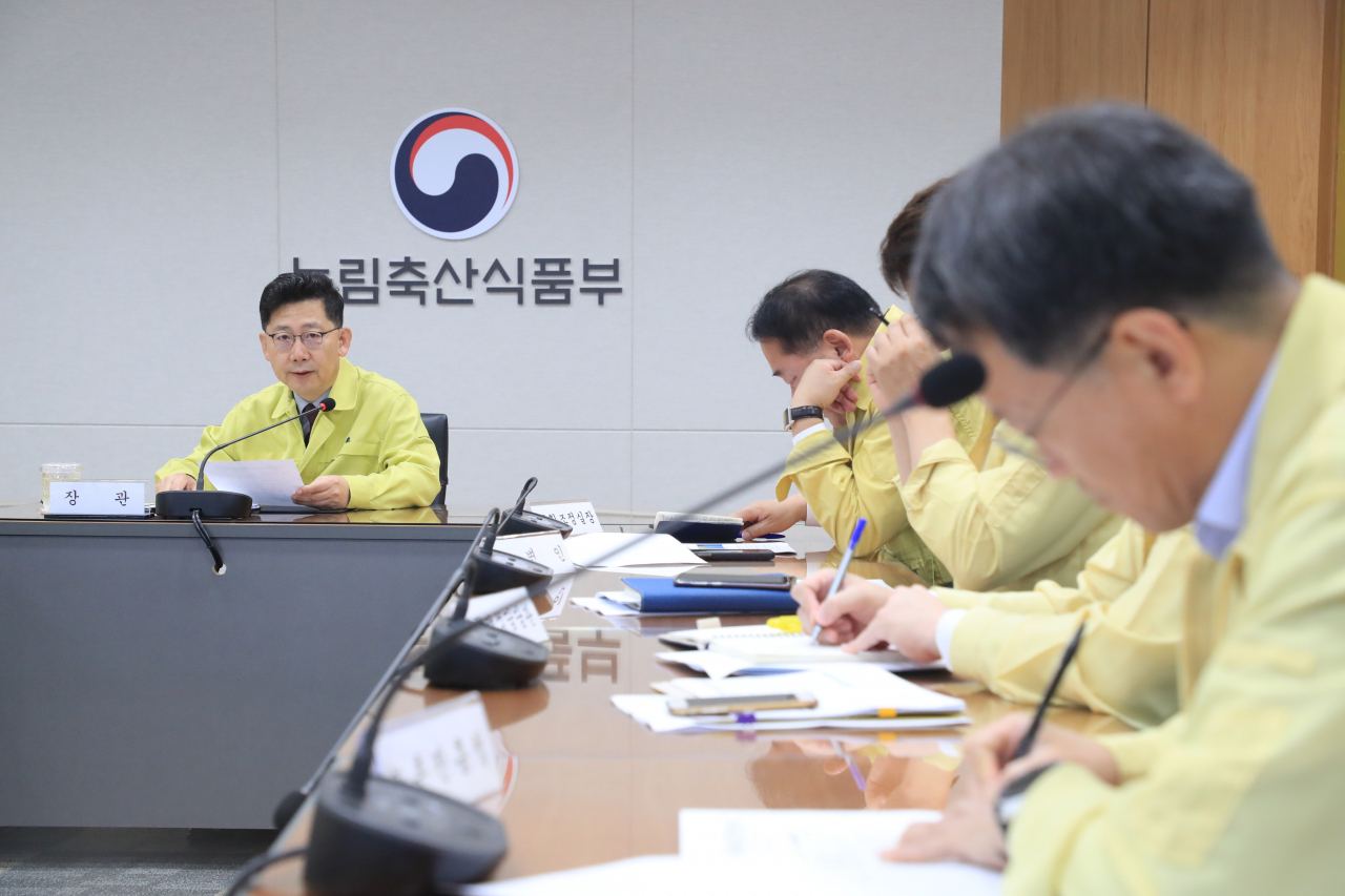 김현수(왼쪽) 농림축산식품부 장관이 6일 정부세종청사 농업재해대책상황실에서 열린 태풍 ‘링링’ 대비 제3차 긴급대책회의에서 모두발언을 하고 있다. ［농림축산식품부 제공］