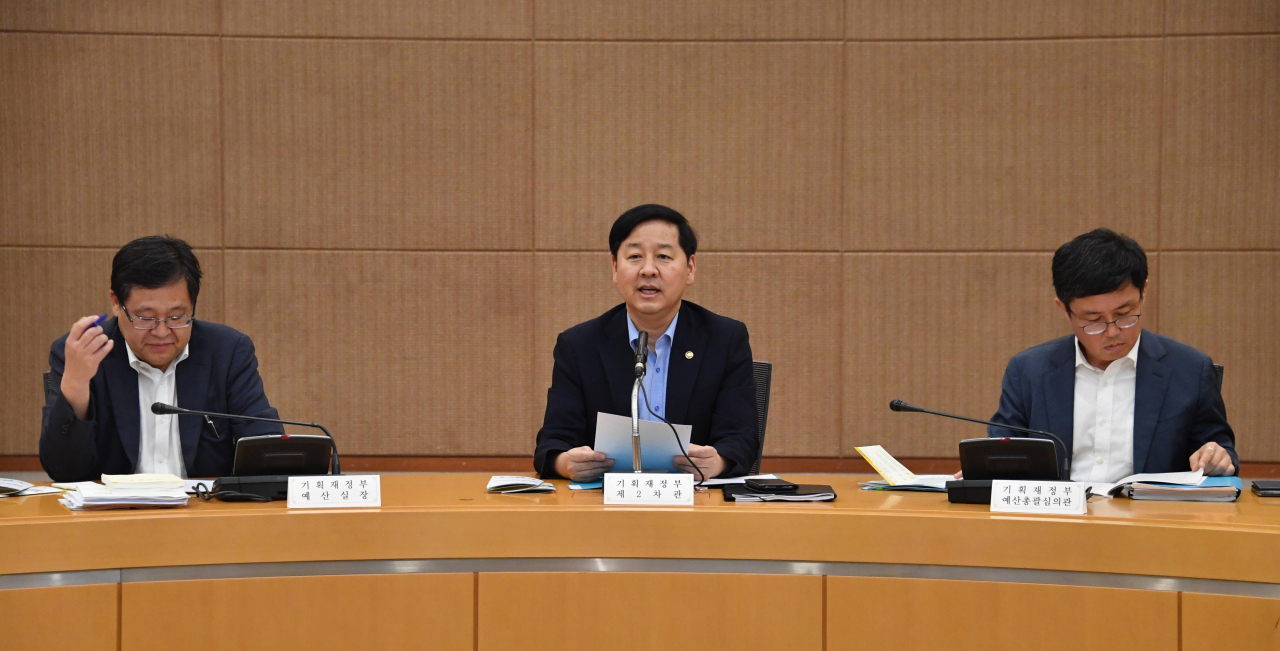 구윤철(가운데) 기획재정부 2차관이 6일 서울 서초구 서울지방조달청에서 '범정부 예산안 대응 TF 회의'를 주재, 모두발언을 하고 있다.［기획재정부 제공］