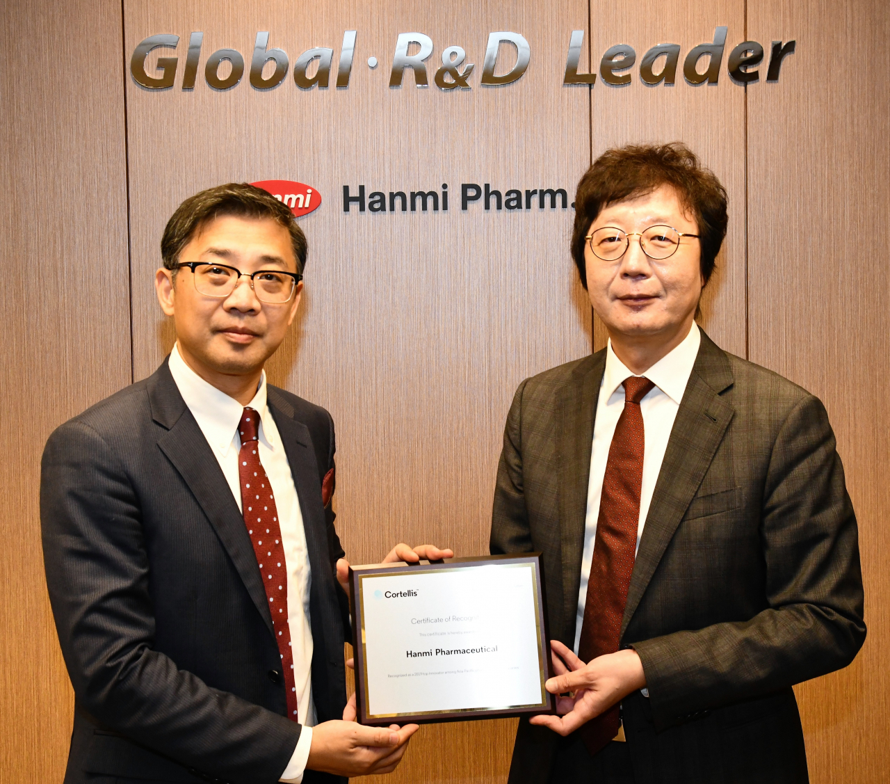 한미약품 권세창(오른쪽) 사장과 클래리베이트 데이비드 리우 APAC 총괄 부사장이 6일 진행된 트로피 수여식에서 기념촬영을 하고 있다.