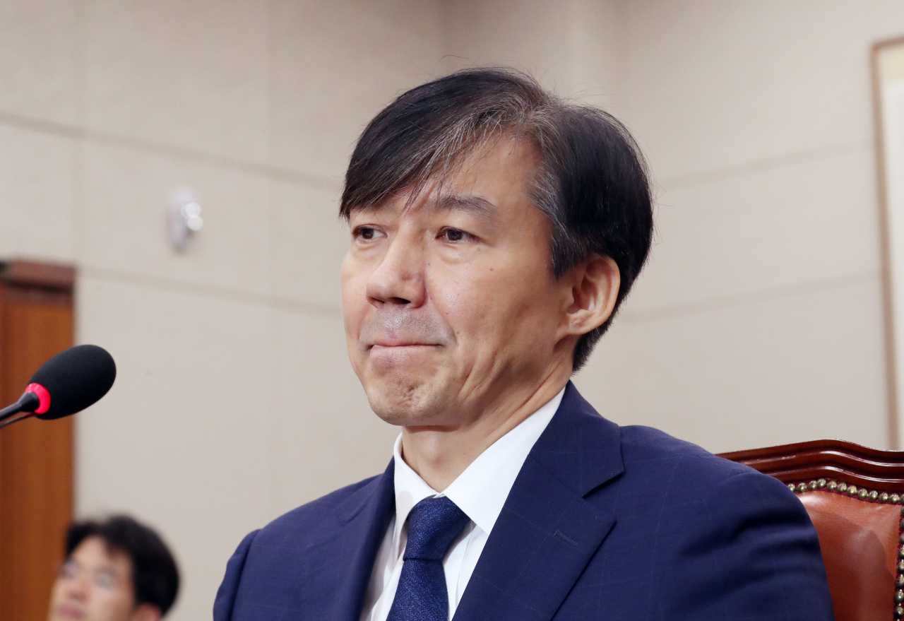 조국 법무부 장관 후보자가 6일 오전 열린 국회 법사위 인사청문회에서 질의를 듣고 있다. 연합뉴스