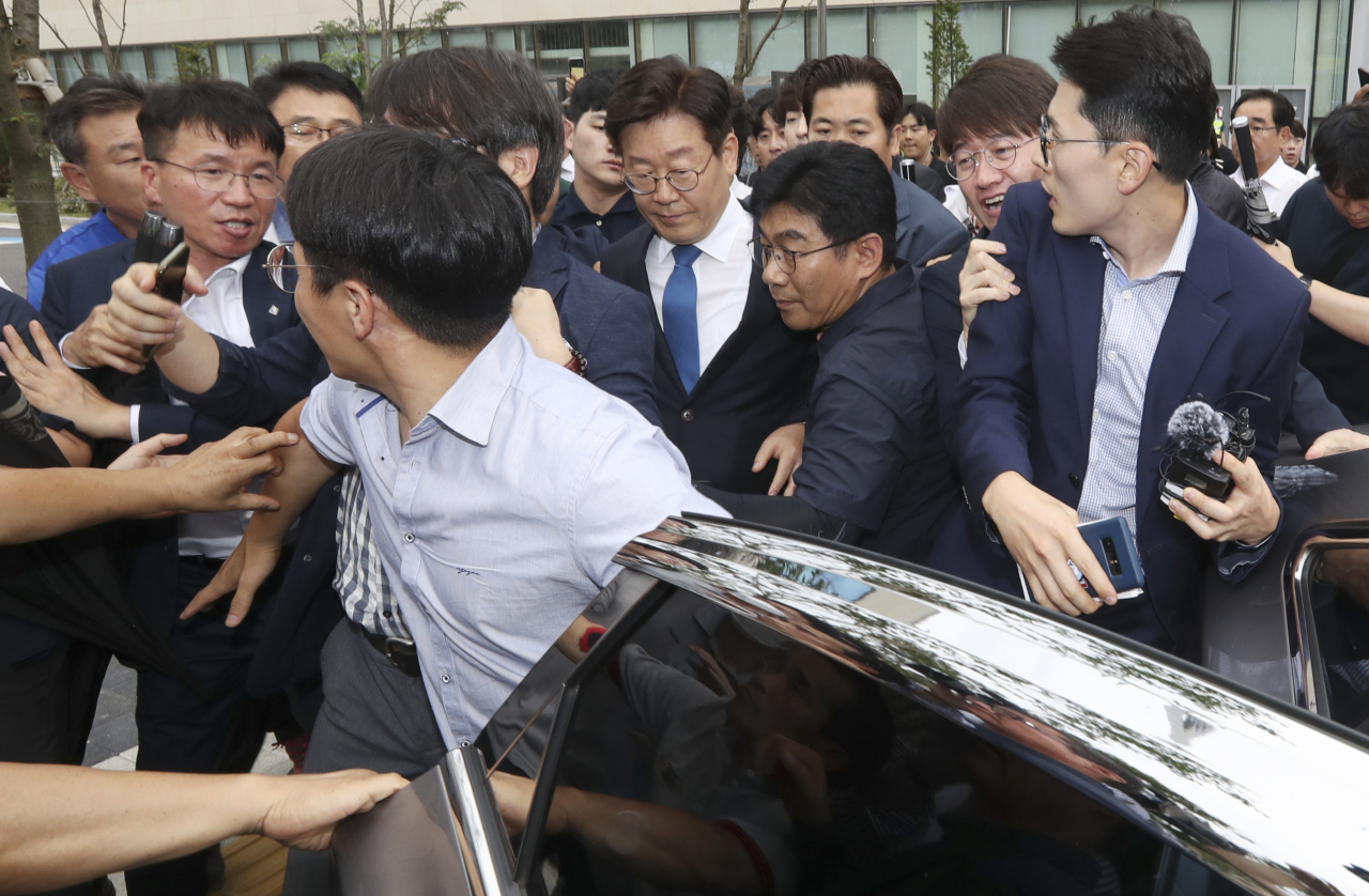 이재명 경기지사가 6일 오후 경기도 수원시 영통구 수원고등법원에서 열린 항소심 선고공판을 마치고 나와 차에 타고 있다. 수원고법 형사2부는 '친형 강제입원' 사건과 관련한 공직선거법상 허위사실공표 혐의 무죄 부분을 파기하고, 벌금 300만원을 선고했다.[연합]