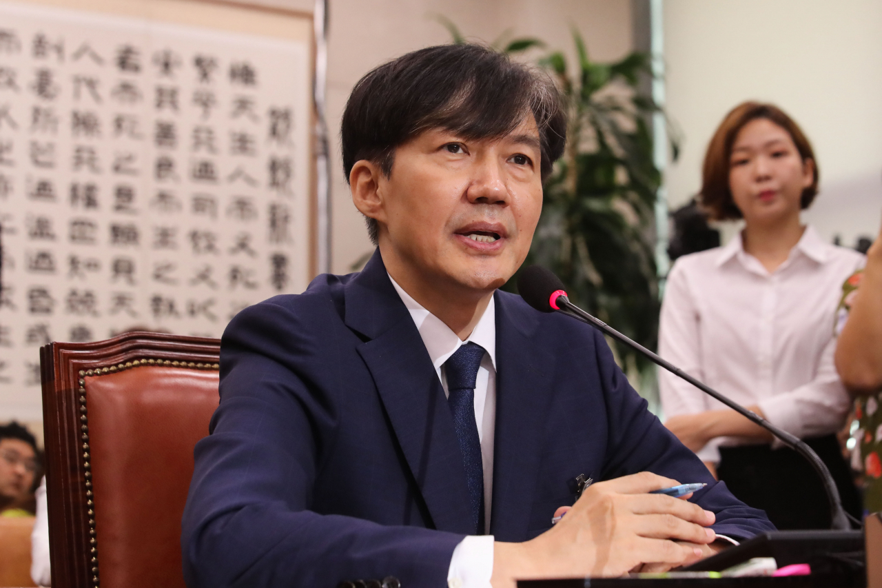 조국 법무부 장관 후보자가 6일 오전 열린 국회 법사위 인사청문회에서 의원들의 질의에 답하고 있다. [연합]