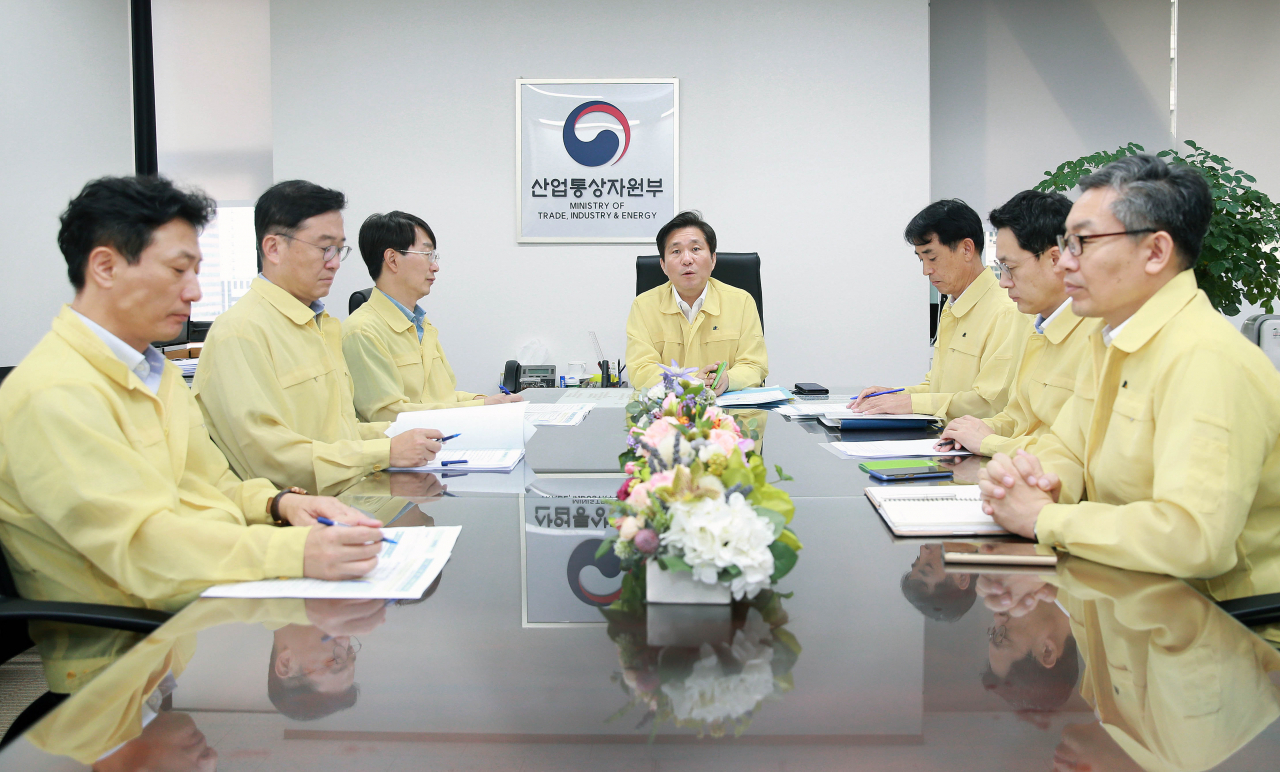 성윤모(가운데) 산업통상자원부 장관이 6일 정부서울청사에서 열린 태풍 대응 긴급대책회의를 주재하고 있다. ［산업통상자원부 제공］
