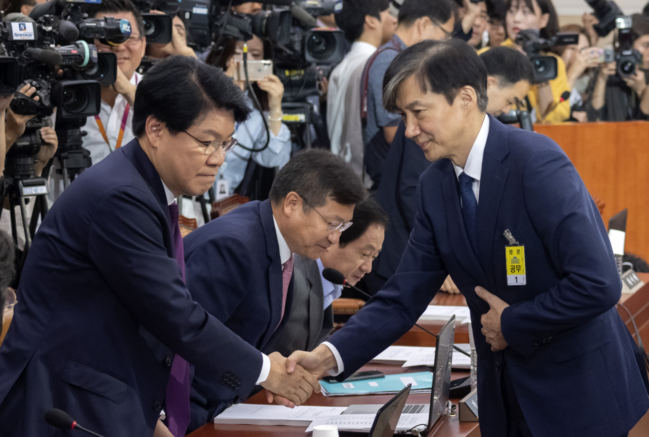 조국 법무부 장관 후보자가 6일 오전 열린 국회 법사위 인사청문회에서 자유한국당 장제원 의원과 인사하고 있다. 연합뉴스
