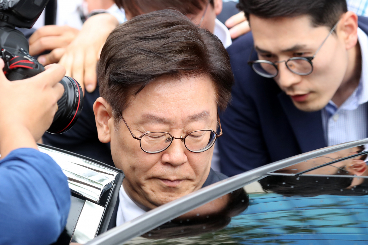 직권남용과 선거법 위반 혐의로 재판에 넘겨져 1심에서 4가지 혐의에 대해 모두 무죄를 선고받은 이재명 경기지사가 6일 오후 경기도 수원시 영통구 수원고등법원에서 열린 항소심 선고공판을 마치고 나와 차에 타고 있다. 수원고법 형사2부는 '친형 강제입원' 사건과 관련한 공직선거법상 허위사실공표 혐의 무죄 부분을 파기하고, 벌금 300만원을 선고했다. [연합]
