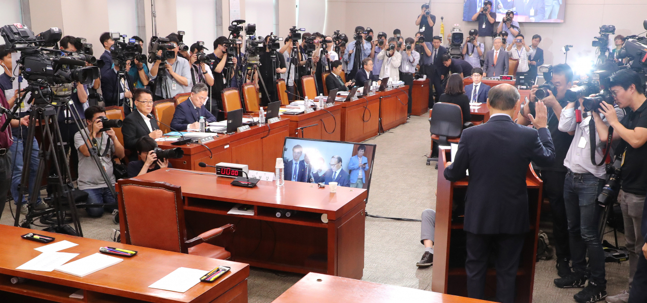 6일 오후 계속된 조국 법무부 장관 후보자 인사청문회에 증인 중에 유일하게 출석한 김형갑 이사가 선서하고 있다. 조국 후보자와 법무부 인사청문준비단은 청문회장에서 일시 퇴장해 준비단 자리가 비어 있다. [연합]