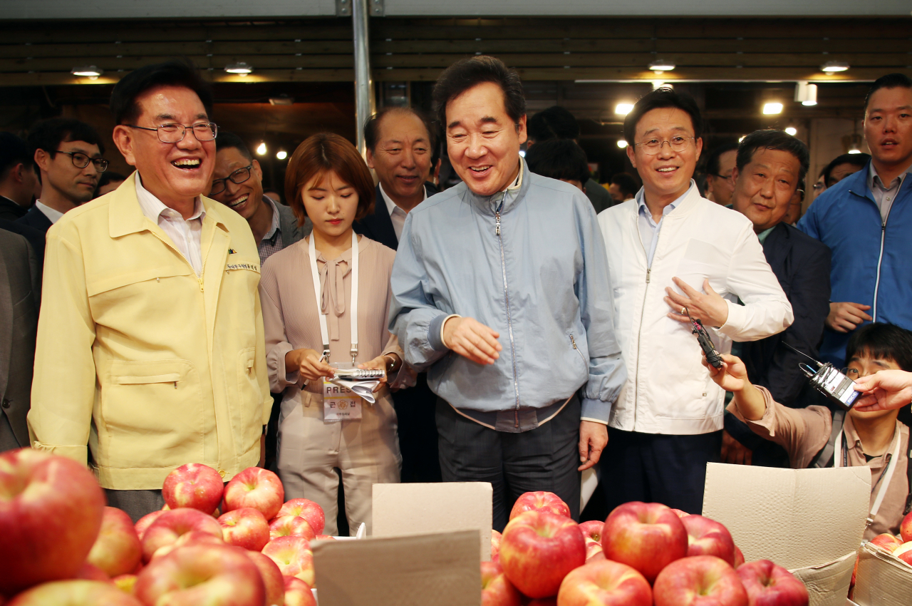 이낙연(앞줄 왼쪽 세번째) 국무총리가 6일 서울 동대문구 청량리청과물시장을 방문해 추석명절 농산물 물가점검을 하고 있다. ［연합］