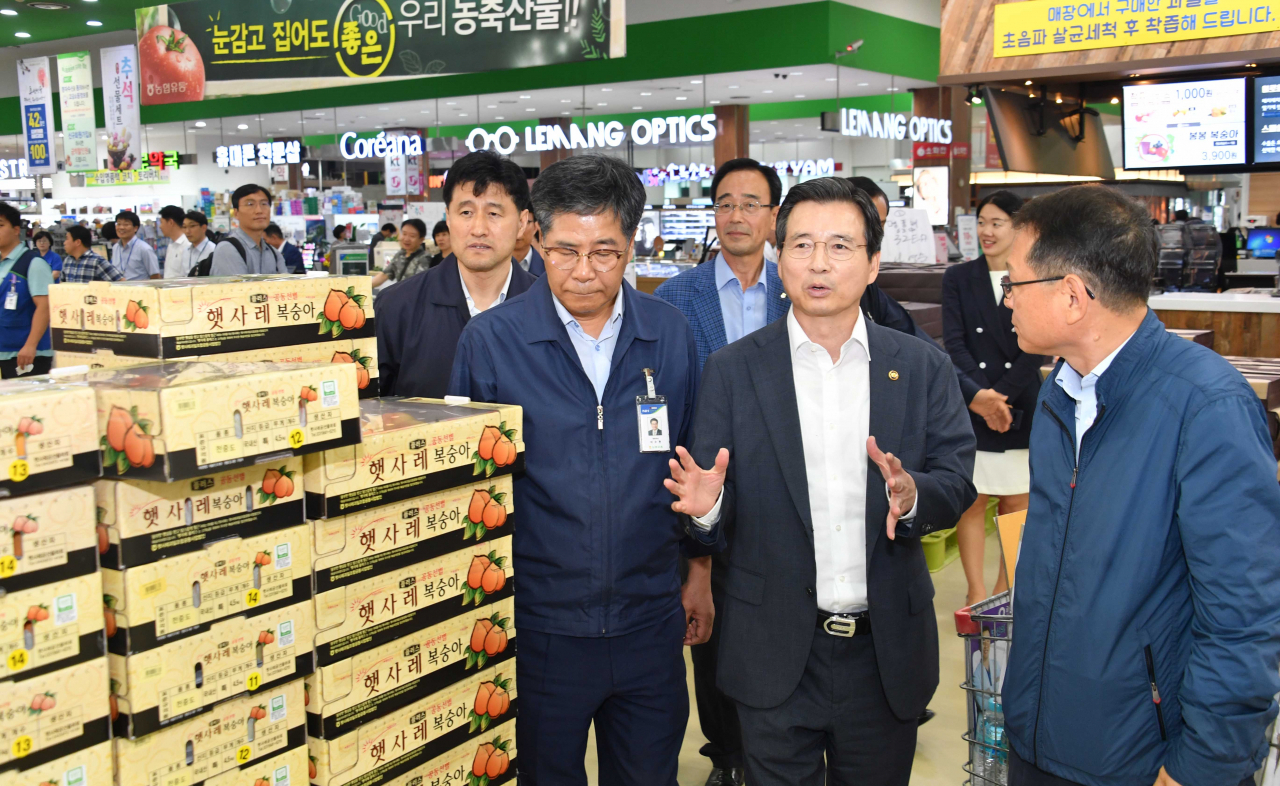김용범(가운데) 기획재정부 1차관이 6일 서울 서초구 소재 하나로마트를 방문, 매장 시찰을 하고 있다.［기획재정부 제공］