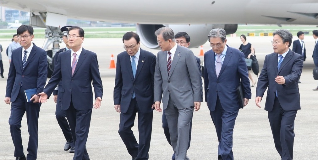 President Moon Jae-in talks with Rep. Lee Hae-chan, head of the ruling Democratic Party, upon arriving at a military airbase in Seongnam, Gyeonggi Province, on Sept. 6, 2019. (Yonhap)