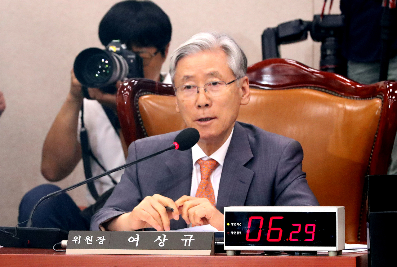 여상규 국회 법사위원장이 6일 조국 법무부 장관 후보자 인사청문회에서 질의하고 있다. 연합뉴스