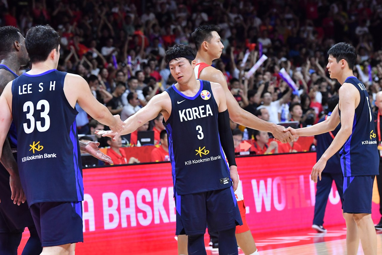 6일 중국 광저우 체육관에서 열린 2019 국제농구연맹 농구월드컵 순위결정전(17~32위) 1차전에서 73대77로 패한 한국 대표팀이 아쉬워 하고 있다. [연합]