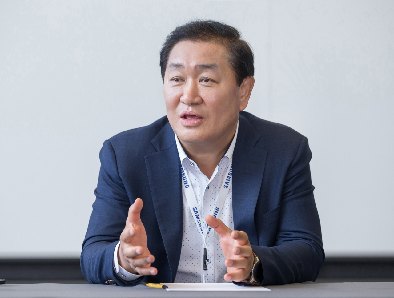 삼성전자 한종희 영상디스플레이사업부 사업부장 사장이 독일 베를린에서 열리고 있는 ‘IFA 2019’에서 향후 삼성전자의 TV 사업에 대해 설명하고 있다.[삼성전자 제공]
