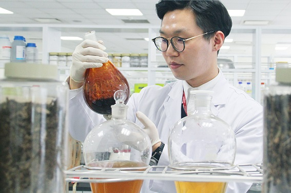 경기도 판교에 있는 코스맥스의 R&I센터. 연구원들이 화장품 원료물질 합성시험을 하고 있다.