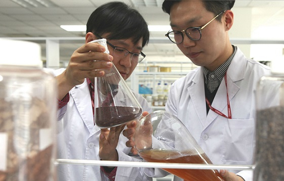 경기도 판교에 있는 코스맥스의 R&I센터. 연구원들이 화장품 원료물질 합성시험을 하고 있다.