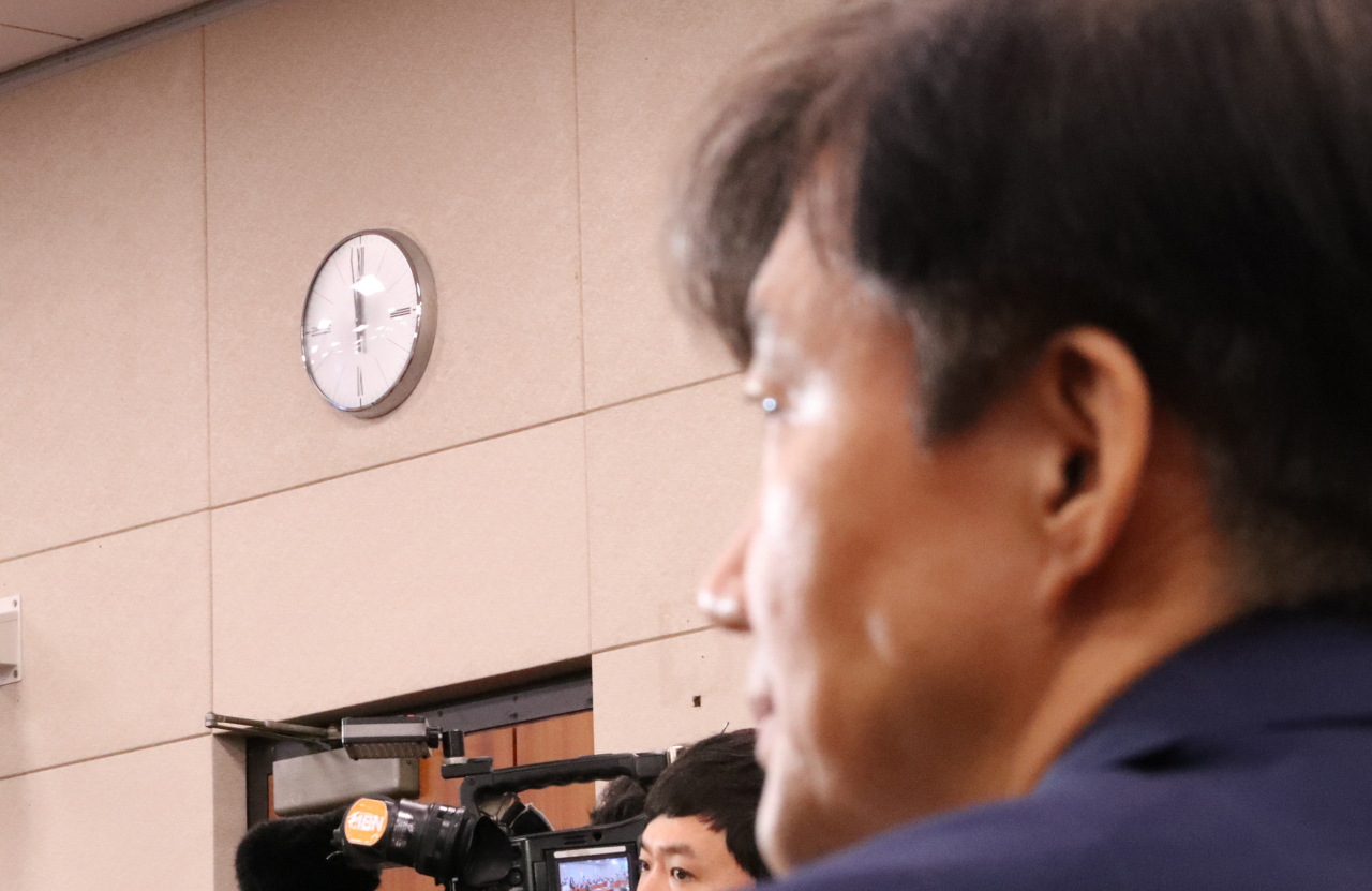 조국 법무부 장관 후보자가 7일 새벽 서울 여의도 국회에서 인사청문회를 마치고 있다. 연합뉴스