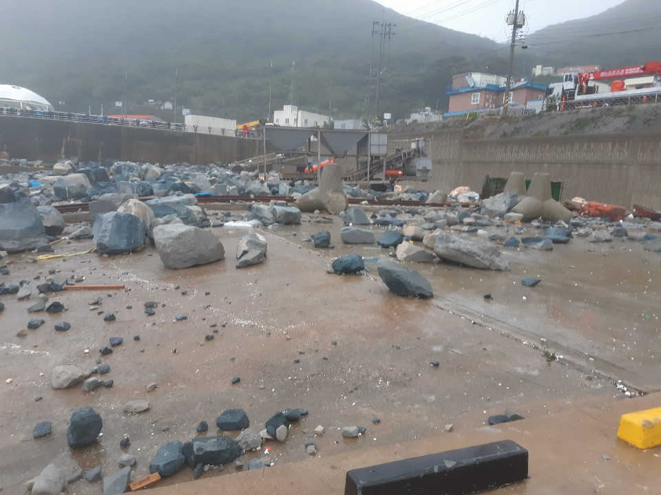 7일 오전 태풍 '링링'이 관통한 전남 신안 가거도의 방파제 일부가 무너져 있다. [연합]