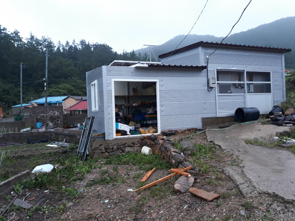 7일 오전 태풍 '링링'이 강타한 전남 신안군 흑산면에서 강풍에 주택이 파손됐다.[연합]