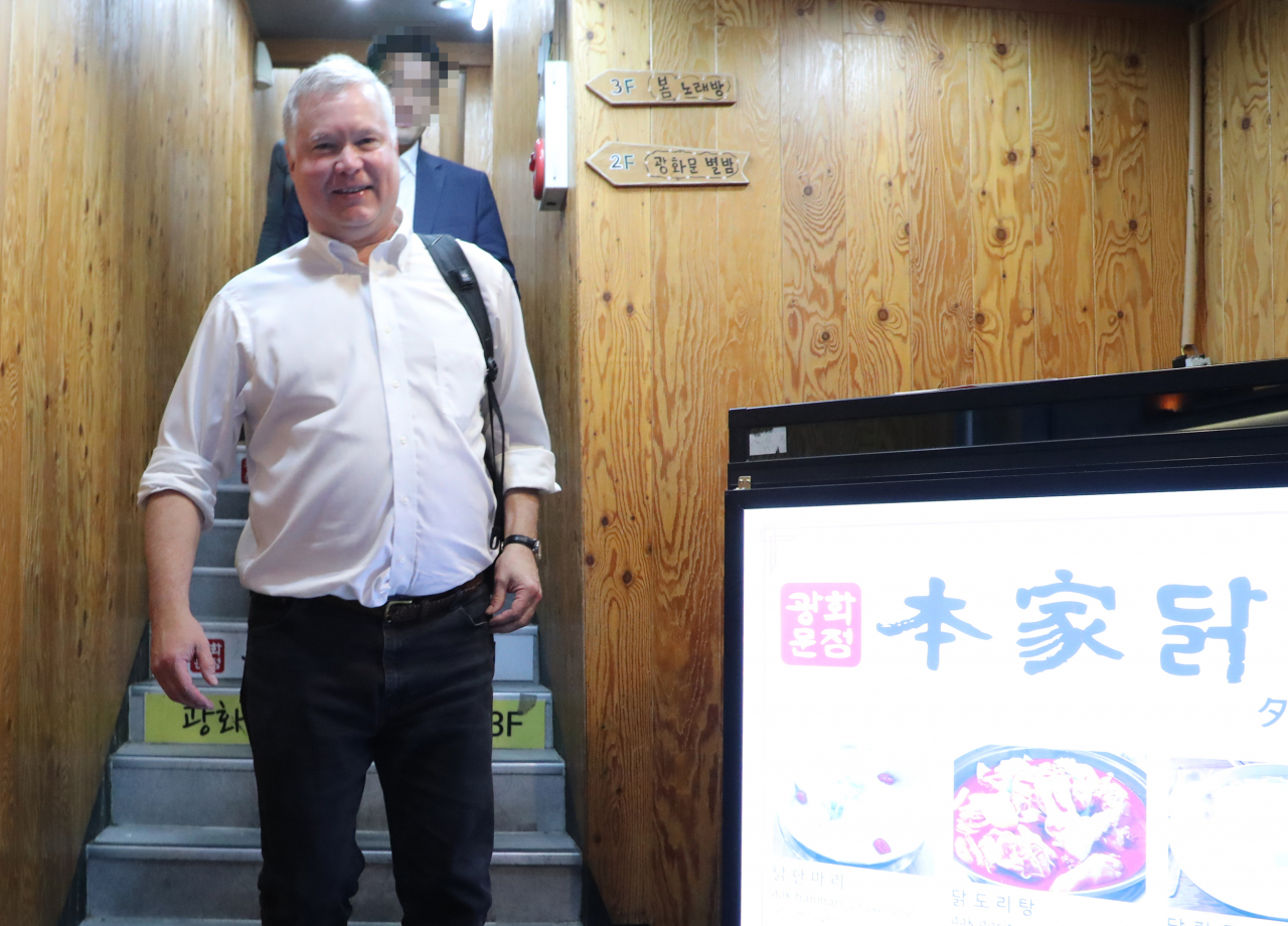 스티븐 비건 미 국무부 대북특별대표가 지난달 22일 서울의 한 음식점에서 식사 후 나오고 있다.[연합]